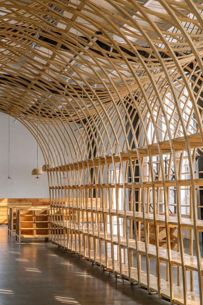 中間廊道看南側(cè)貨架.jpg 中間廊道看南側(cè)貨架.jpg