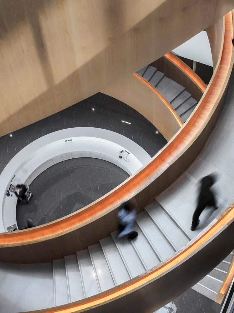 3__樓梯從前臺(tái)開(kāi)始旋轉(zhuǎn)而上Stairs_start_to_spiral_up_from_the_reception_area?Sam.jpg 3__樓梯從前臺(tái)開(kāi)始旋轉(zhuǎn)而上Stairs_start_to_spiral_up_from_the_reception_area?Sam.jpg